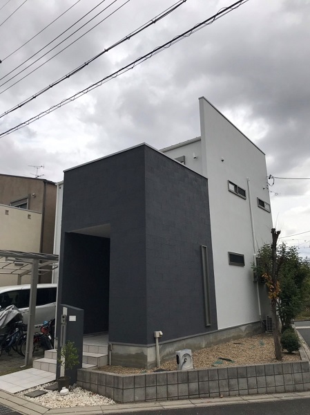 外壁を 黒 にすると暑い 黒色にするメリット デメリットも解説 マイナビニュース 外壁塗装の窓口