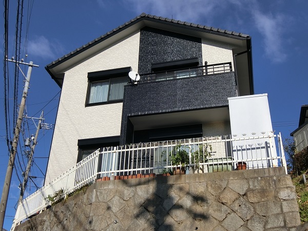 外壁を 黒 にすると暑い 黒色にするメリット デメリットも解説 マイナビニュース 外壁塗装の窓口